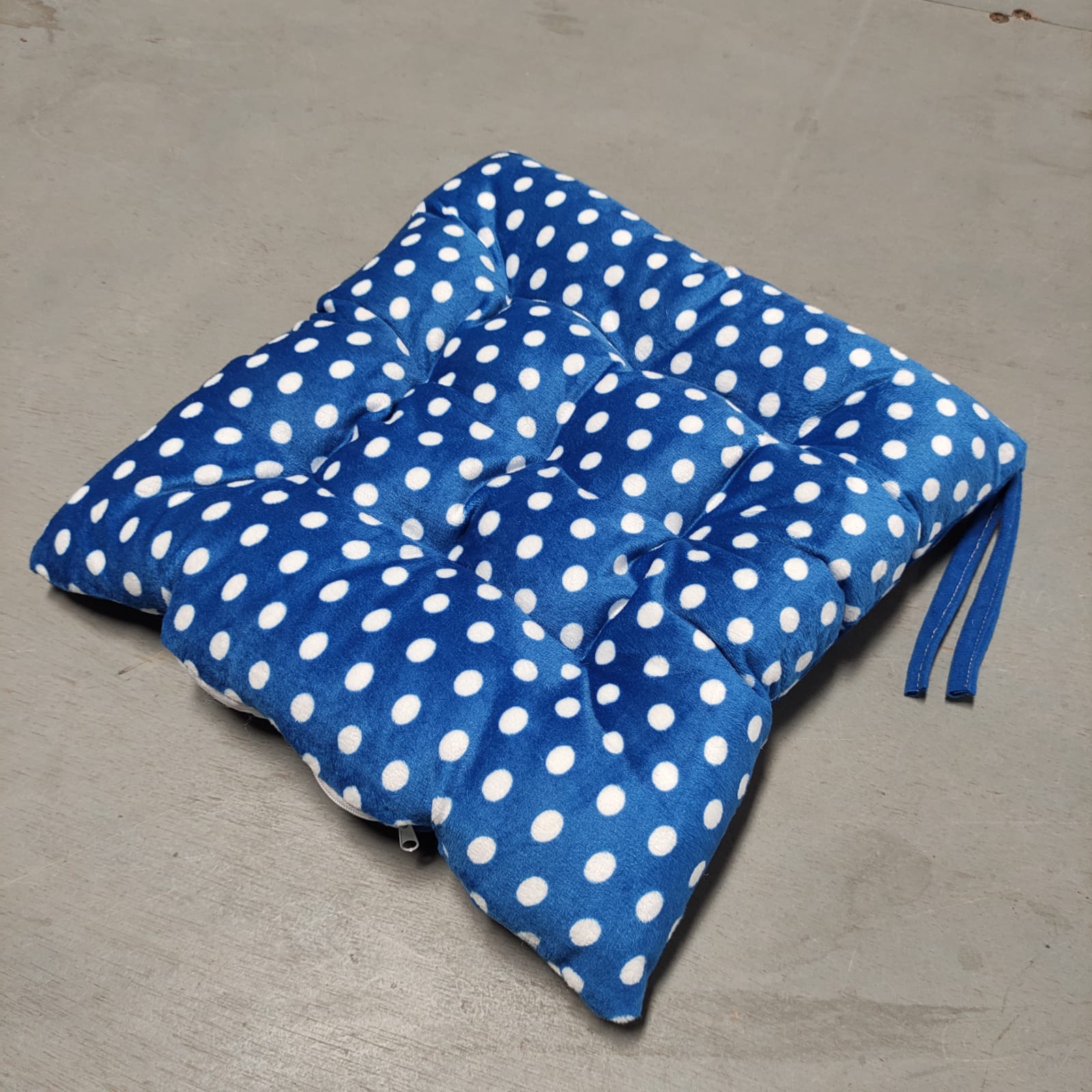 Bantal Duduk Polkadot Beludru 35x35 Fajartimur